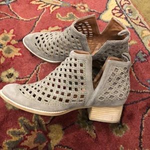 Jeffrey Campbell taupe booties 10M